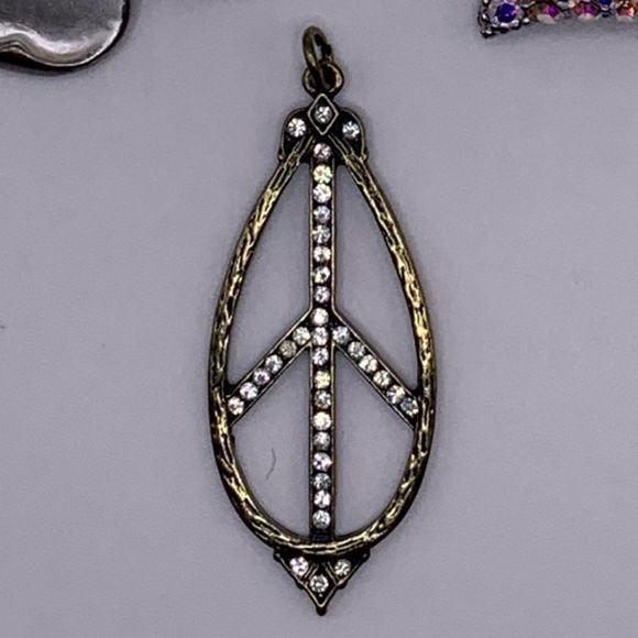 LOT OF 3 NECKLACE PENDANTS | FLOWER, RHINESTONE HEART, RHINESTONE PEACE SIGN - Picture 5 of 10